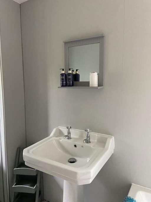 Award Winning Pet Friendly Paddock Cottage Γουίτμπι Εξωτερικό φωτογραφία